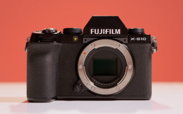 富士フイルムがX-S10を発表 － 手振れ補正内蔵のAPS-Cコンパクトカメラ